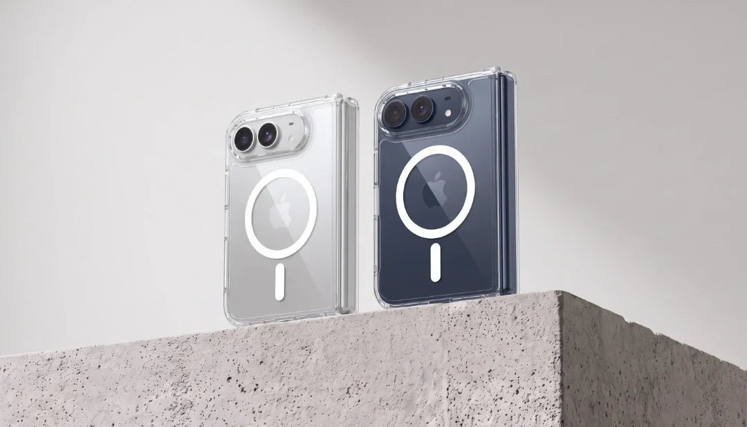 Zwei iPhone Duo, geschuetzt durch das Woodcessories iPhone Duo Clear Case mit MagSafe, stehen am Rand eines Steins und werden durch Licht von oben links angeleuchtet.