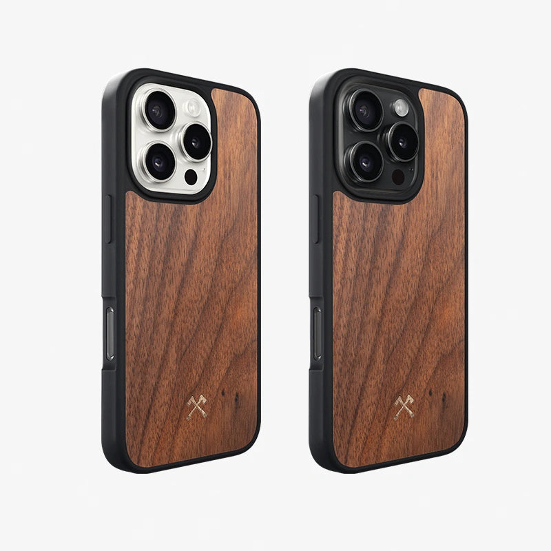 Deux modèles d'iPhone 16, argenté et noir, présentés côte à côte sur un fond clair, dans un étui « Bumper Case » en bois de noyer.