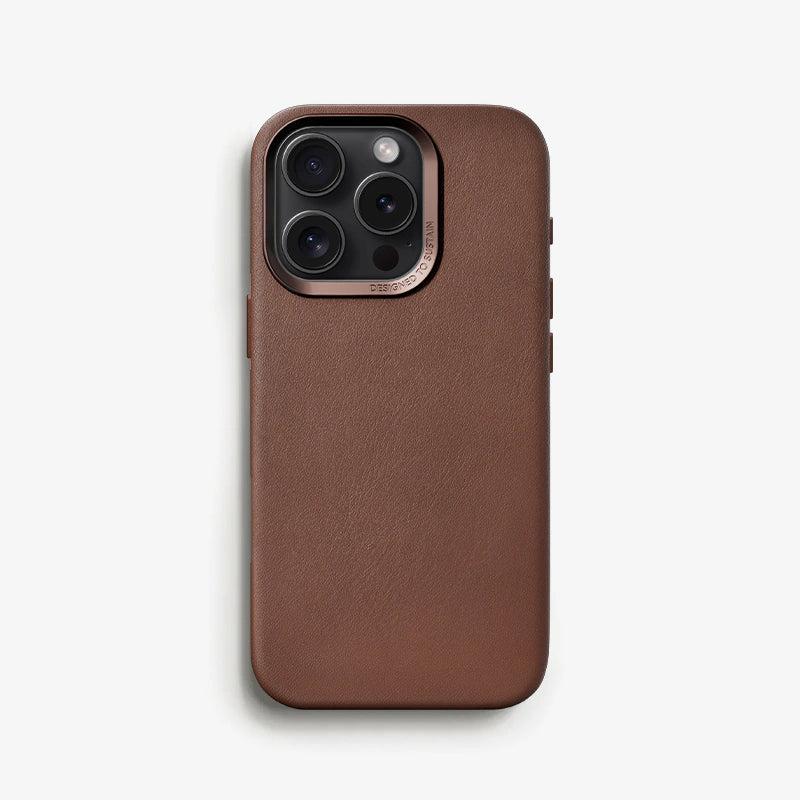 Das braune Leder Case auf der Rückseite eines schwarzen iPhone 16 Pro auf weißem Untergrund.