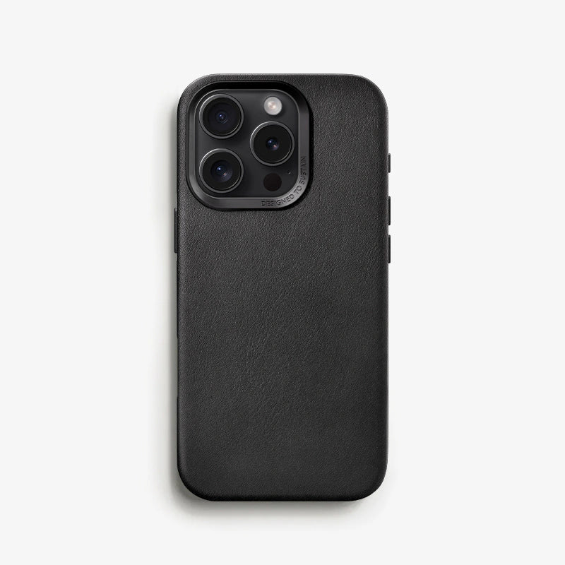 Rückansicht eines schwarzen iPhone 16 Pro Max mit einem Case aus schwarzem Leder auf weißem Untergrund.
