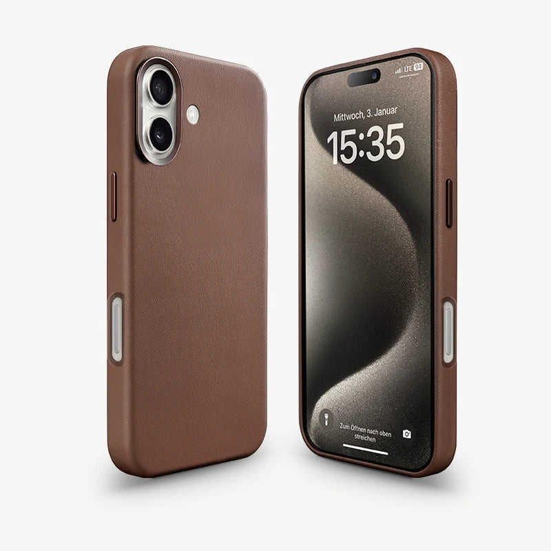 Zwei iPhone 17 im braunen Leder-Case stehend nebeneinander auf weißem Hintergrund. Links die braune Lederrückseite mit dem Kamera-Ausschnitt. Rechts die Vorderseite mit eingeschaltetem Display. An den Außenseiten sind die hell abgesetzten Bedientasten sichtbar.