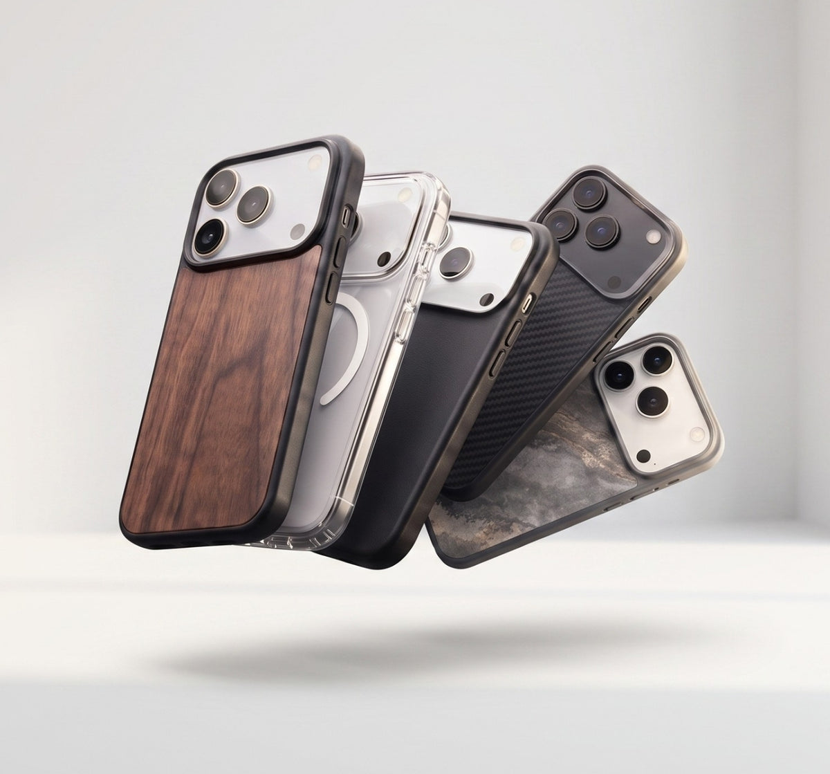 Plusieurs coques et étuis durables Woodcessories pour iPhone 18 Pro et iPhone 18 Pro Max flottent dans une pièce baignée par la lumière qui pénètre par une fenêtre située à droite.