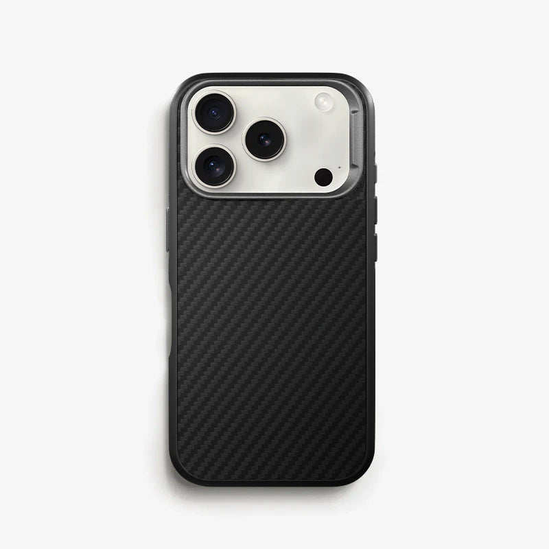 Das Carbon Case mit MagSafe auf der Rückseite eines silbernen iPhone 18 Pro liegt auf weißem Untergrund.