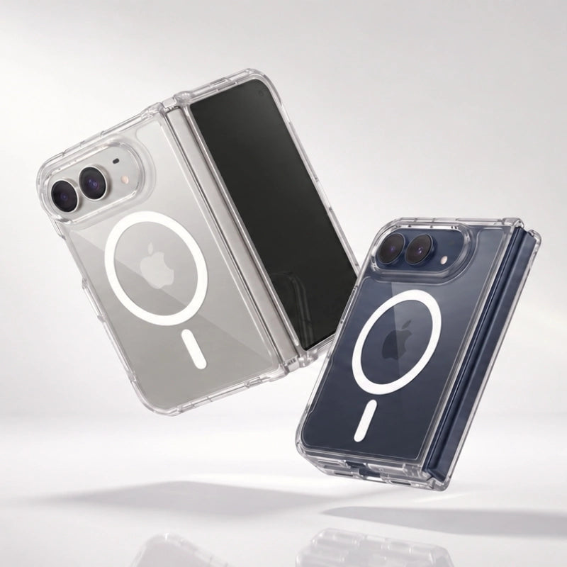 Deux iPhone Duo, protégés par des coques transparentes, sont suspendus en position inclinée au-dessus d'une surface réfléchissante, sur un fond clair. L'iPhone Duo de gauche, partiellement ouvert, présente un dos clair orné d'un anneau MagSafe blanc, ainsi que l'écran intérieur sombre. L'iPhone Duo de droite, replié, présente un dos bleu foncé orné d'un anneau MagSafe.