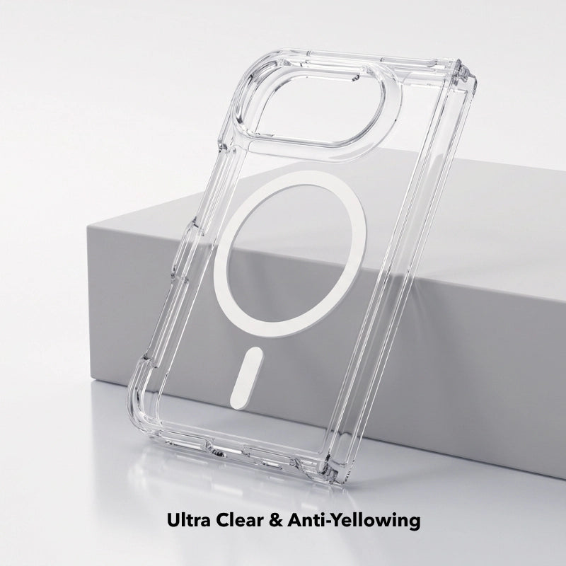 Duo d'Clear Case transparents pour iPhone, dotés d'un anneau MagSafe intégré et fabriqués dans un matériau qui ne jaunit pas, posés sur un socle gris.