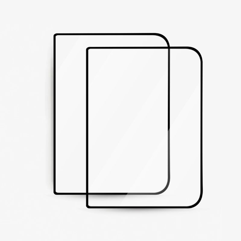 Deux films de protection d'écran en verre trempé transparent, légèrement décalés l'un par rapport à l'autre, avec un cadre noir, pour l'iPhone Duo, vendus par lot de 2 sur un fond blanc.