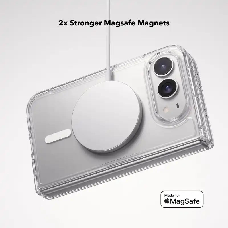 Duo d'Clear Case s transparents pour iPhone, dotés d'aimants MagSafe puissants, qui se fixent solidement à un câble de recharge suspendu.