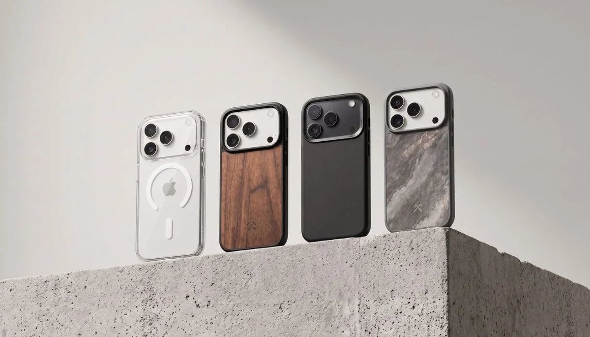 Vier iPhone 18 Pro Geräte stehen, geschützt durch iPhone 18 Pro Hüllen, am Rand eines Steins und werden angeleuchtet. Gezeigt wird das Clear Case mit MagSafe, das Bumper Case MagSafe aus Holz, das Bumper Case MagSafe aus Stein und das vegane Leder Case.