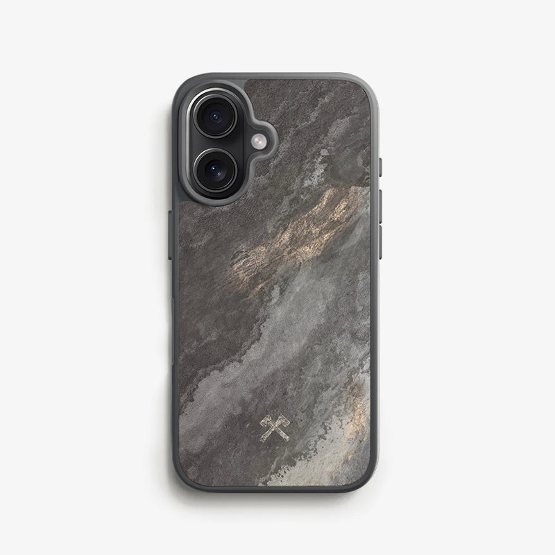 iPhone 16 im Bumper Case mit Stein vor hellem Hintergrund.