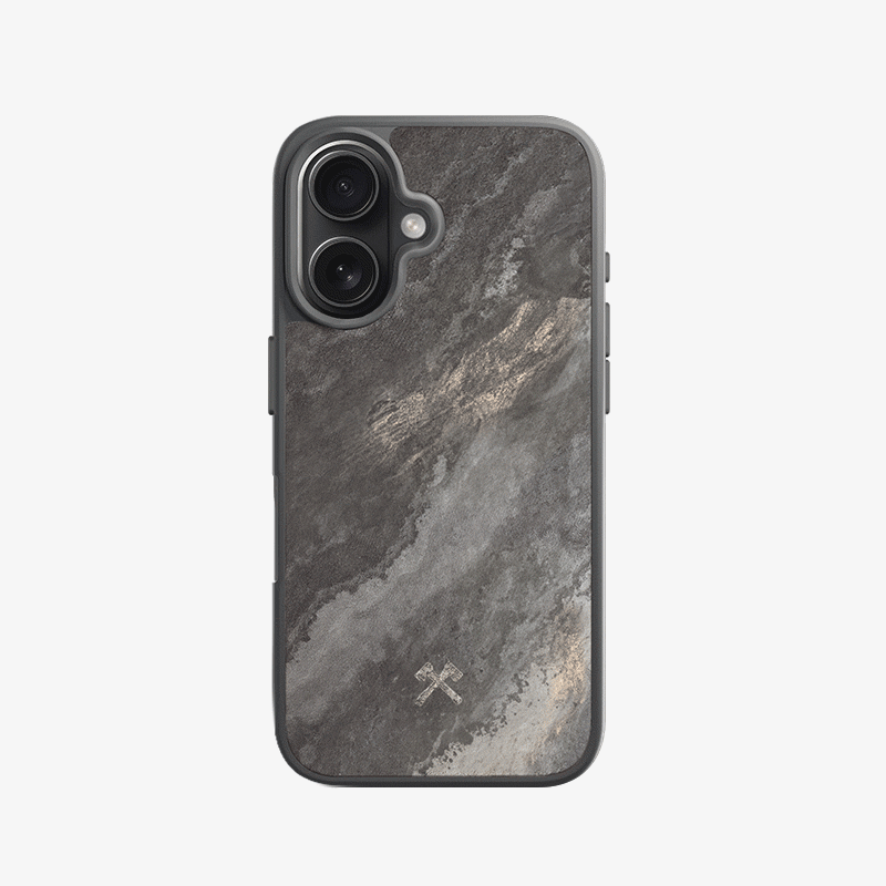 Das bumper Case in Stein mit MagSafe auf der Rückseite eines schwarzen iPhone 16 mit wechselnden MagSafe-Zubehör auf weißem Untergrund.