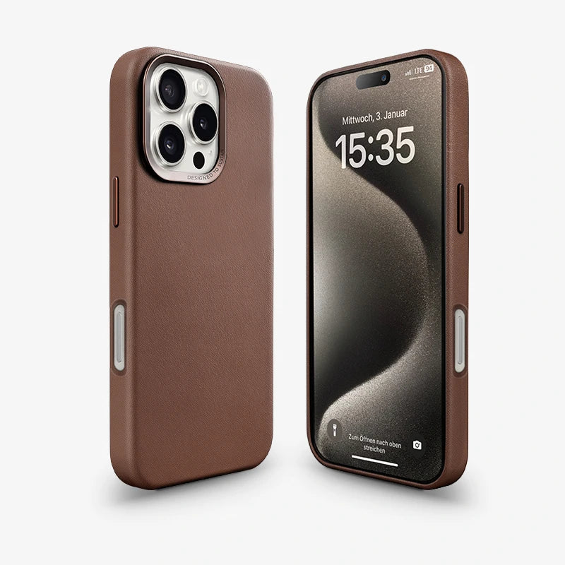 Zwei iPhone 16 Pro im braunen Leder-Case stehen nebeneinander auf weißem Untergrund. Das linke Gerät zeigt die braune Rückseite, das rechte die Vorderseite mit eingeschaltetem Display.