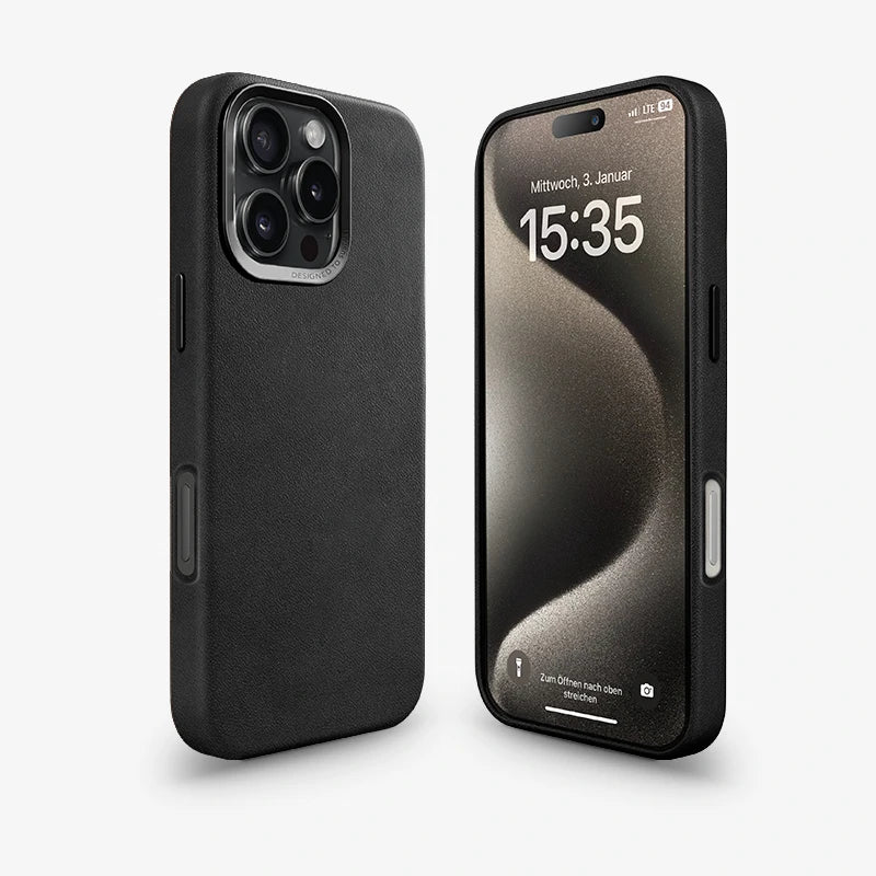 Zwei iPhone 16 Pro Max im schwarzen Leder-Case stehend nebeneinander auf weißem Hintergrund. Links die schwarze Lederrückseite mit dem Kamera-Ausschnitt. Rechts die Vorderseite mit eingeschaltetem Display. An den Außenseiten sind die hell abgesetzten Bedientasten sichtbar.