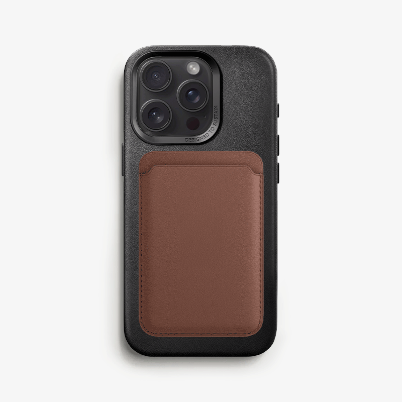 iPhone 16 Pro Max in schwarzem Leder Case mit wechselndem MagSafe-Zubehör auf weißem Untergrund.