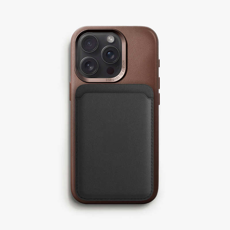 iPhone 16 Pro in braunen Leder Case mit wechselnden MagSafe-Zubehör auf weißem Untergrund.