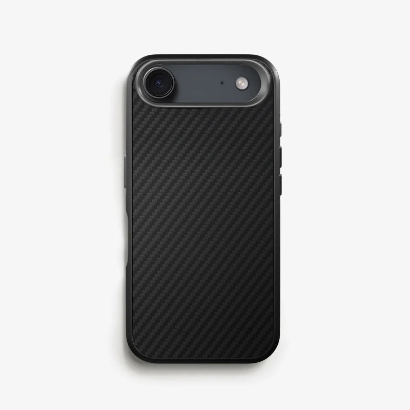 Vue arrière d'un iPhone 17 Air dans un étui en carbone noir sur fond blanc, avec l'encoche horizontale caractéristique pour l'appareil photo.