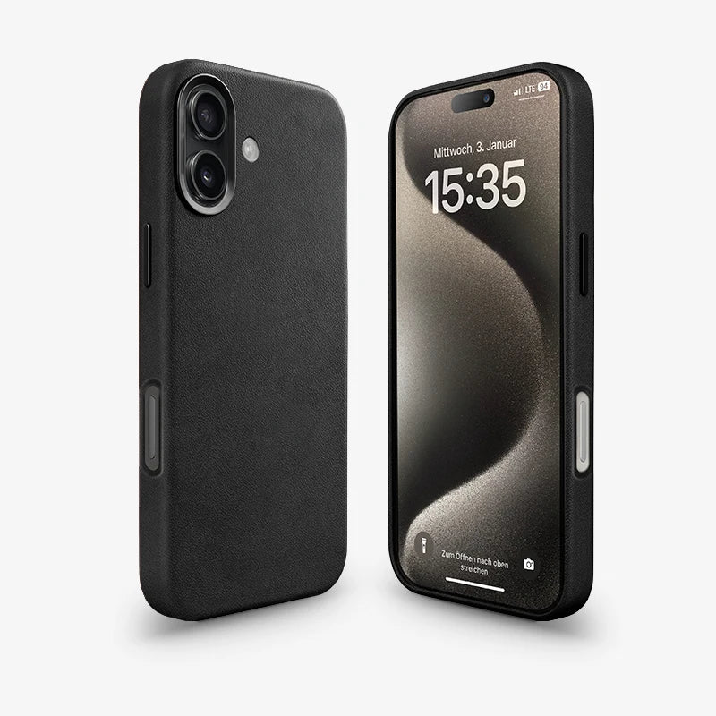 Zwei iPhone 17 im schwarzen Leder-Case stehend nebeneinander auf weißem Hintergrund. Links die schwarze Lederrückseite mit dem Kamera-Ausschnitt. Rechts die Vorderseite mit eingeschaltetem Display. An den Außenseiten sind die hell abgesetzten Bedientasten sichtbar.