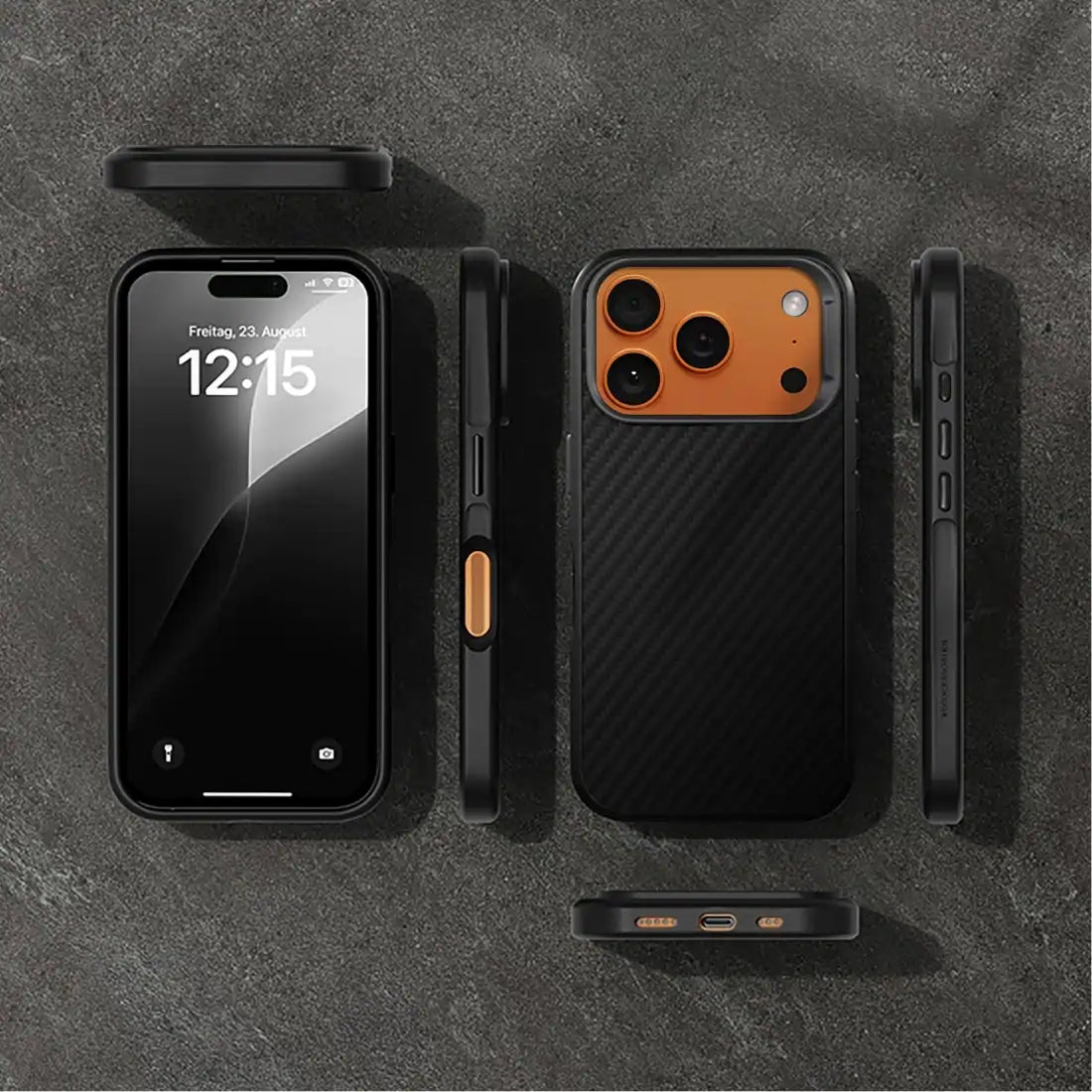 Rundumansicht eines iPhone 17 Pro in Cosmic Orange im schwarzen Carbon Case auf einem dunklen Steinuntergrund. Die Anordnung zeigt das Smartphone von allen sechs Seiten: Vorderseite mit eingeschaltetem Display, Rückseite mit Carbon-Struktur sowie die beiden Seitenkanten, die Ober- und die Unterseite.