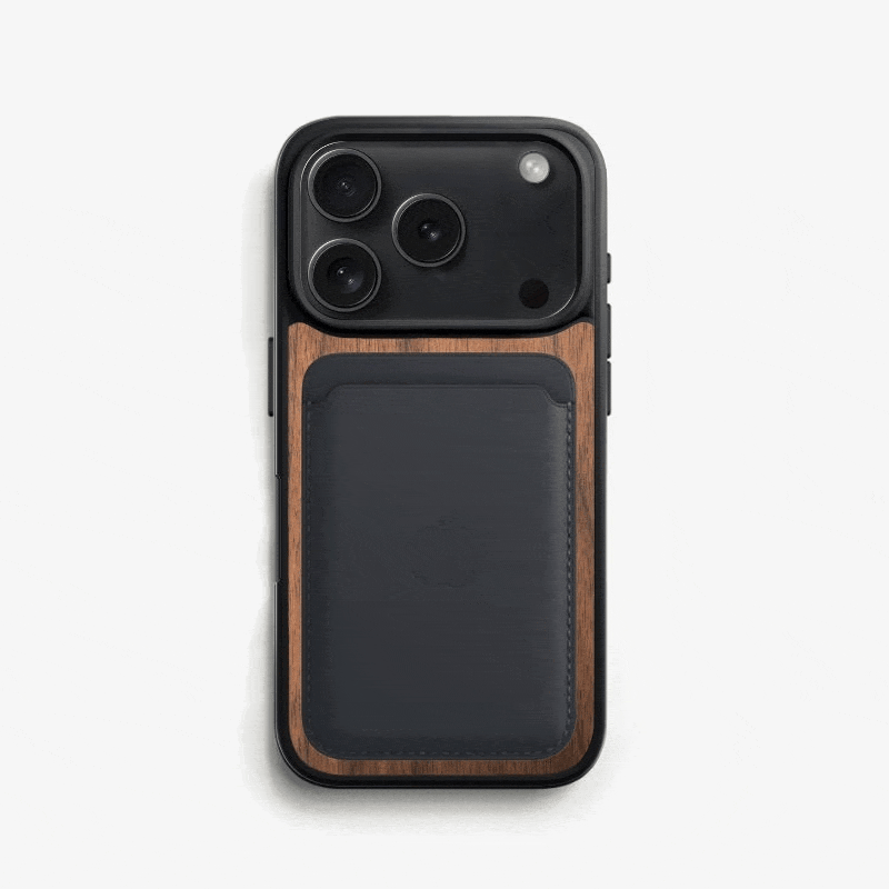 Das bumper Case in Walnuss mit MagSafe auf der Rückseite eines schwarzen iPhone 17 Pro mit wechselnden MagSafe-Zubehör auf weißem Untergrund.