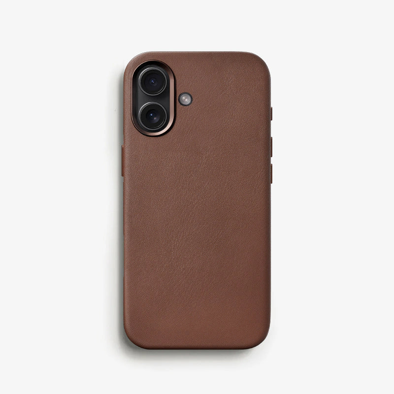 Rückansicht eines iPhone 17 mit einem Case aus braunem Leder auf weißem Untergrund.