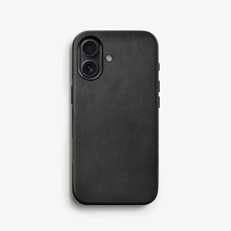 Rückansicht eines schwarzen iPhone 17 mit einem Case aus schwarzem Leder auf weißem Untergrund.