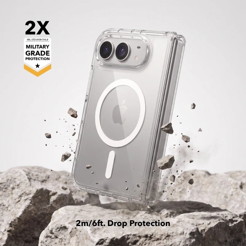 Deux iPhone, placés dans une coque de protection transparente dotée d'un anneau MagSafe, heurtent un sol rocailleux, soulevant de petits éclats de pierre et de la poussière. Des textes et des symboles s'affichent à l'écran pour indiquer une double protection conforme aux normes militaires et une résistance aux chutes d'une hauteur de deux mètres.