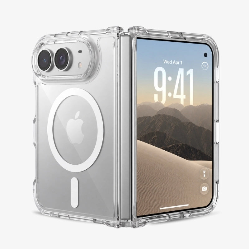 Deux iPhone légèrement inclinés, placés dans une coque de protection transparente aux coins renforcés, sur un fond clair. La moitié gauche montre l'arrière des appareils avec un anneau MagSafe blanc, tandis que la moitié droite montre l'écran allumé avec un fond d'écran représentant un paysage désertique.