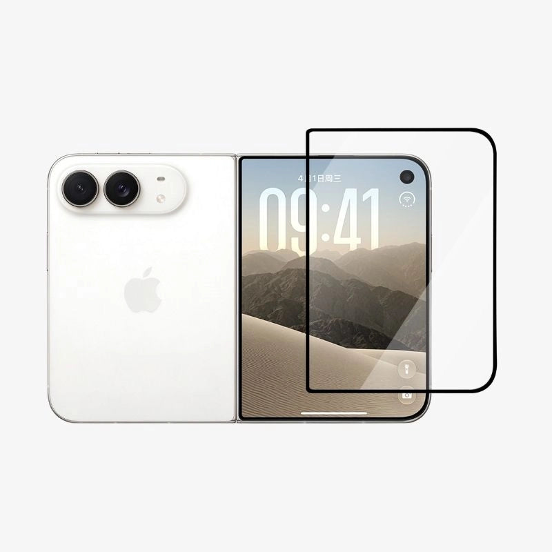 Les deux iPhone blancs, ouverts à plat sur un fond blanc : à gauche, on aperçoit la face arrière avec la double caméra et le logo Apple ; à droite, l'écran allumé, devant lequel flotte, parfaitement positionné pour le montage, le verre de protection transparent doté d'un fin cadre noir.
