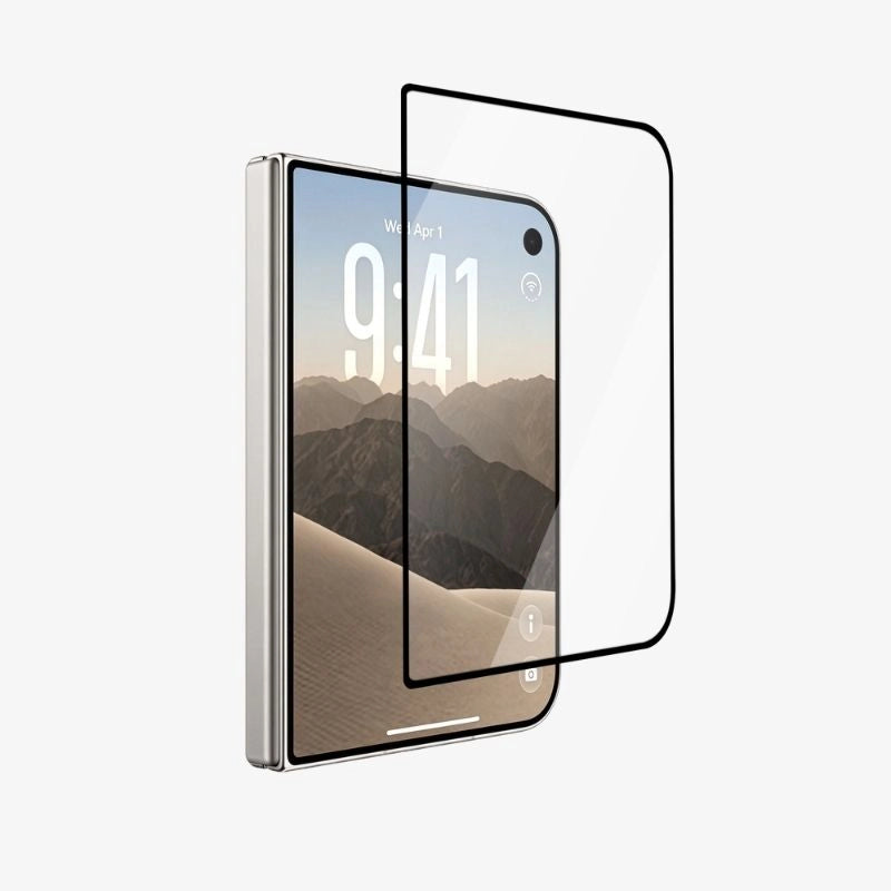 Un iPhone Duo à moitié déplié, sur l'écran allumé duquel flotte un film de protection en verre trempé parfaitement ajusté, doté d'un cadre noir, afin de mettre en évidence l'ajustement parfait pour l'écran pliable.