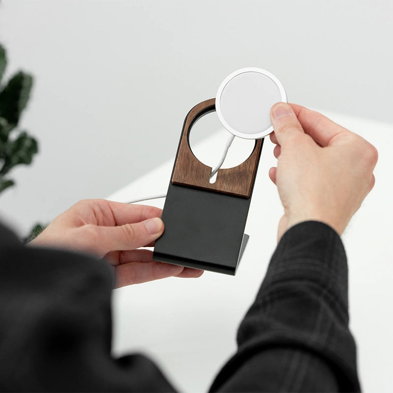 Klapp-Ständer für MagSafe  Das schlanke Design macht es zu einer idealen  Abstellmöglichkeit für Ihr iPhone